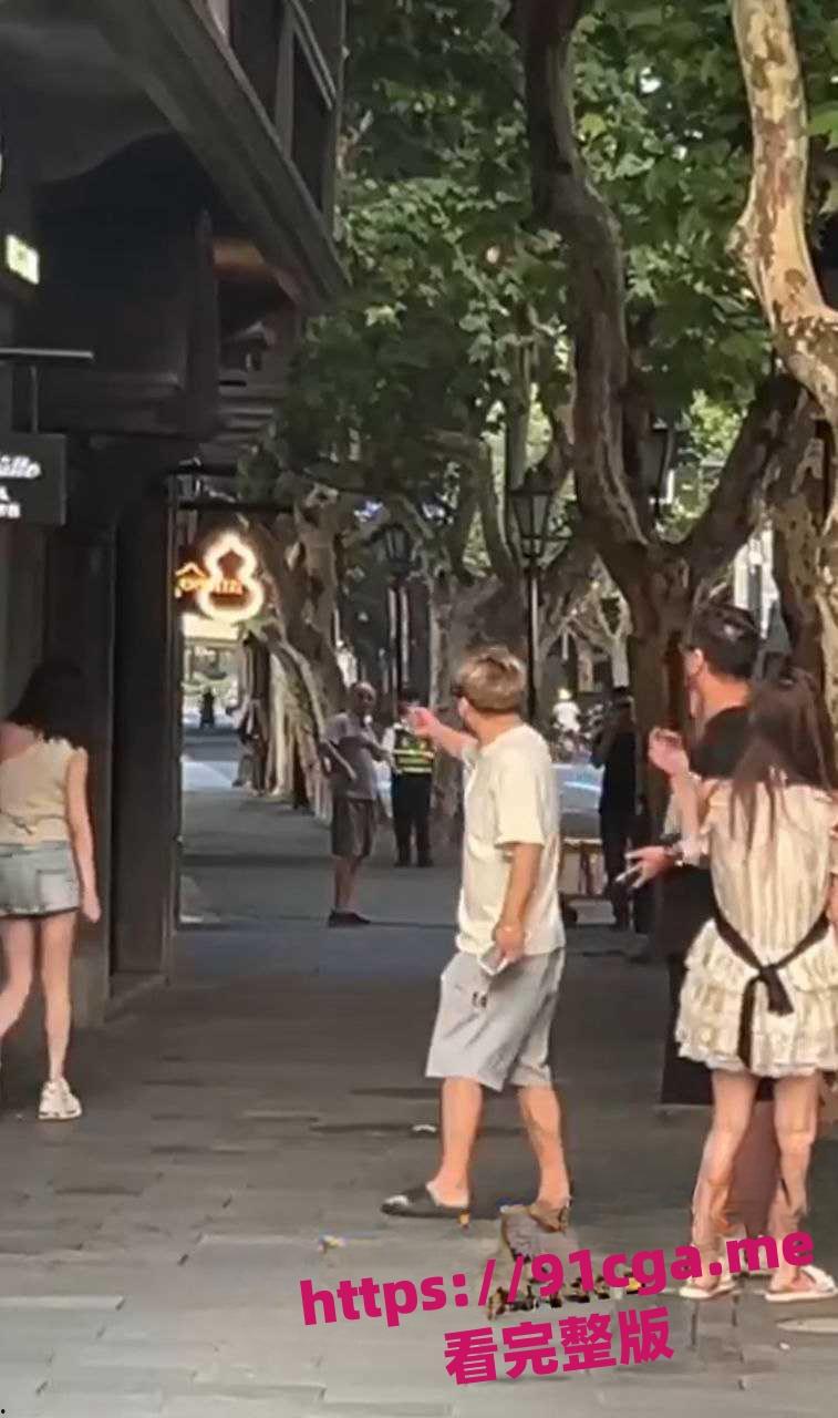 上海街头搭讪美女，搭讪失败下头男打人满脸是血  #下头男#打架#搭讪-3