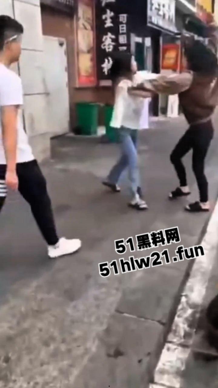广西精神小妹砍人，俩小美女街头吵架短发妹直接掏出折叠刀，气急之下狂砍对方脸部，估计俩人都不敢装逼了吧！-4