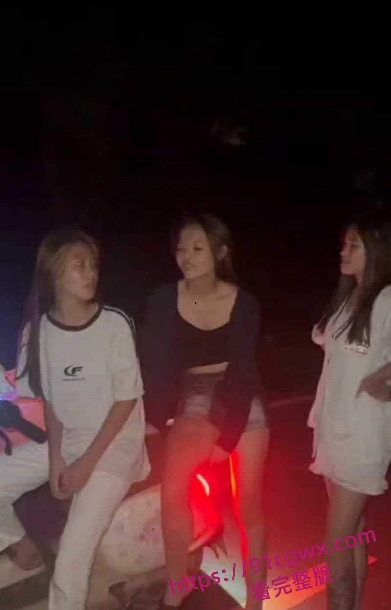 广东爆炸级精神小妹霸凌现场地板暴打失控 拳脚如雨点砸到血肉模糊啊！-2