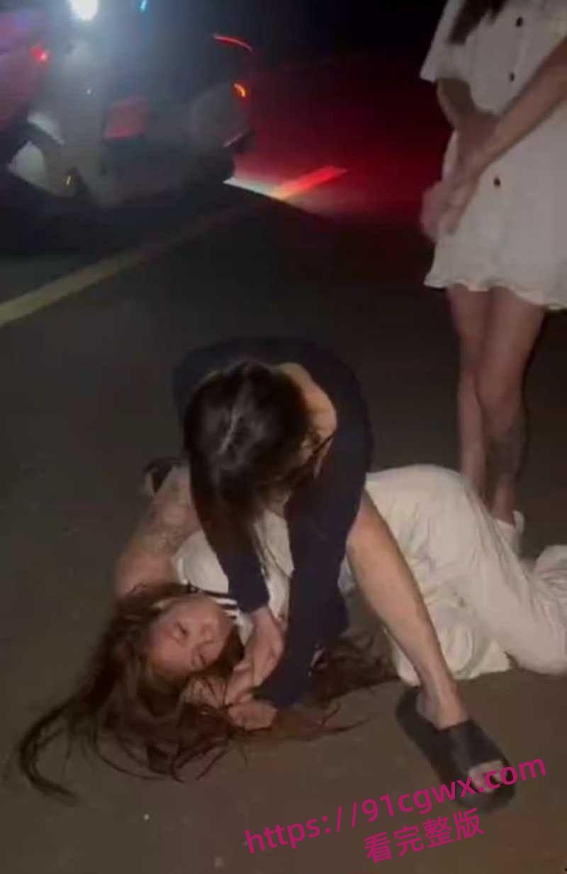 广东爆炸级精神小妹霸凌现场地板暴打失控 拳脚如雨点砸到血肉模糊啊！-6