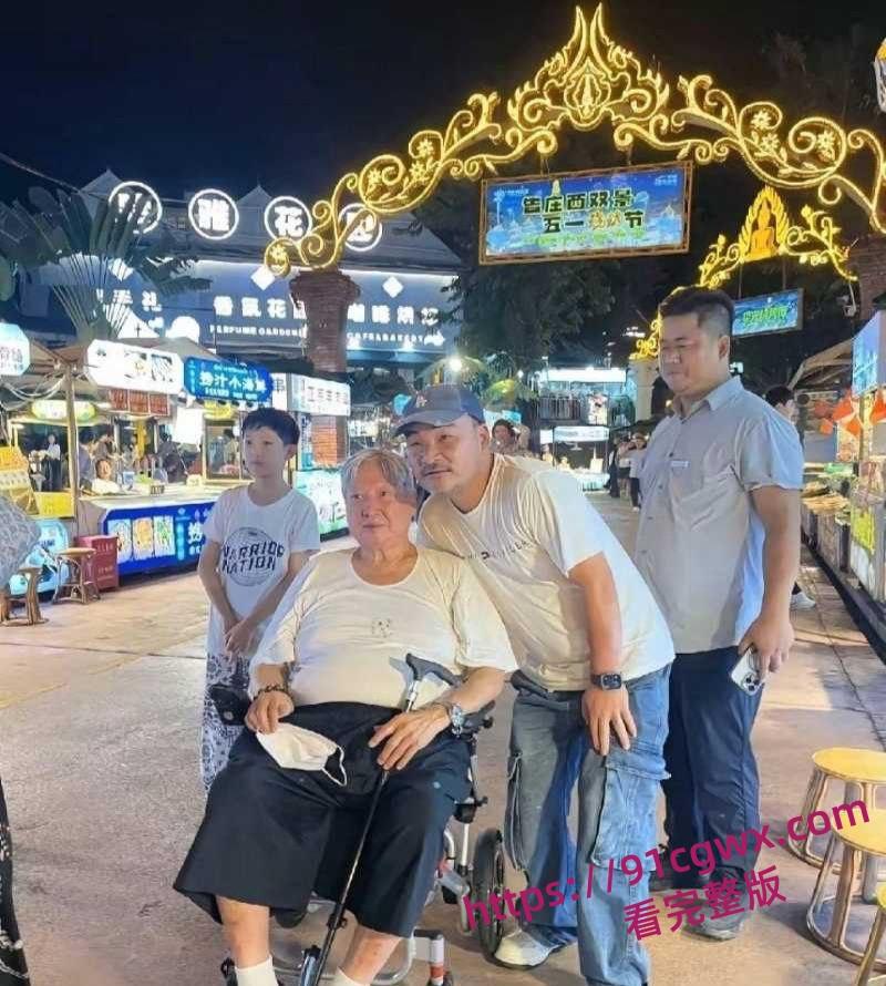 李连杰洪金宝倪萍脱胎换骨 疑似器官移植续命年轻20岁 轮椅变健步黑发红润！-7