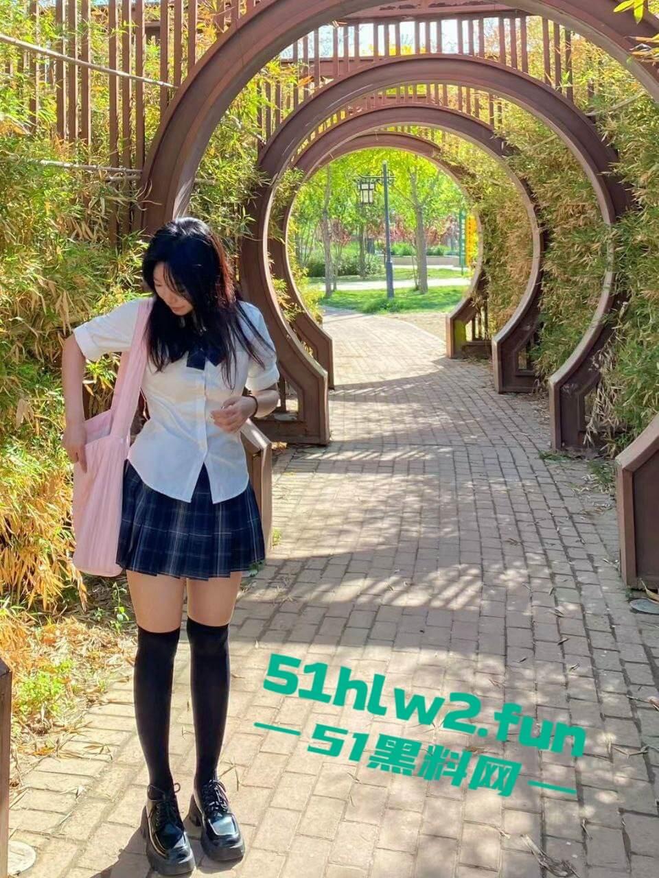 山东机电学院【刘亦媛】高颜值长腿学生妹，喜欢穿JK裙摆拍性感黑丝配白嫩蜜桃臀。-5