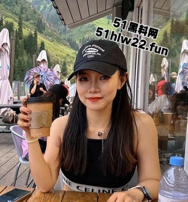 中国石油天然气集团【杨溢】出轨约炮视频被曝光，海外留学硕士兼党员先锋用大奶给情夫乳交最后舔精那一下骚爆了！-1