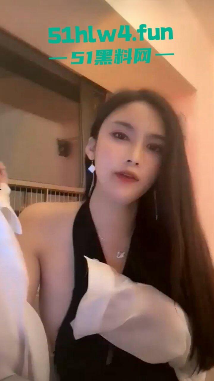 抖音极品女神【颜不乖】大奶长腿御姐，换各式情趣装镜头前骚舞，土豪高价定制福利流出。-3