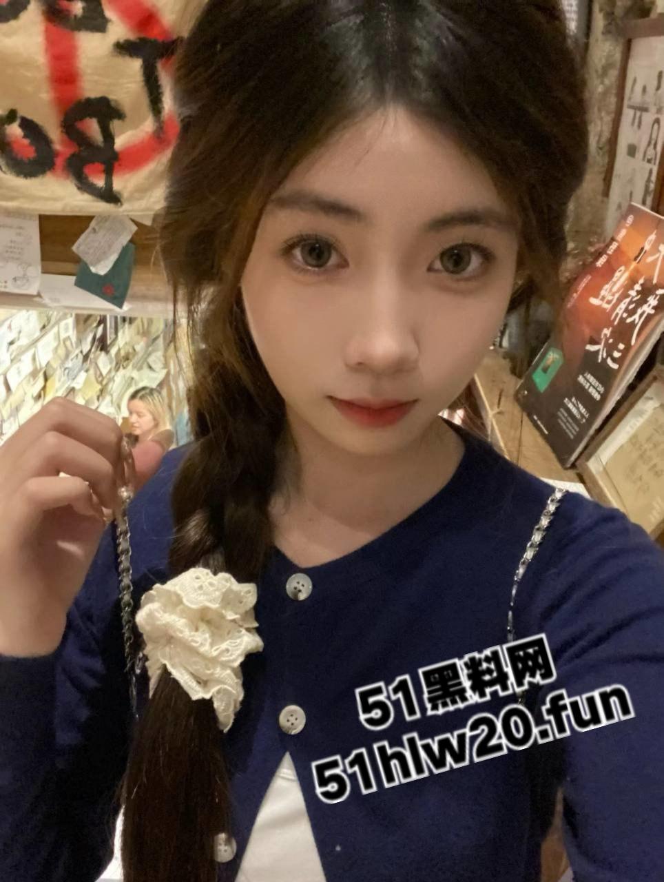 广州反差婊网瘾少女【陈敏仪】清纯颜值极品嫩妹，裸露粉嫩鲍鱼给炮友无套干，跪地吃鸡被射一脸。-8