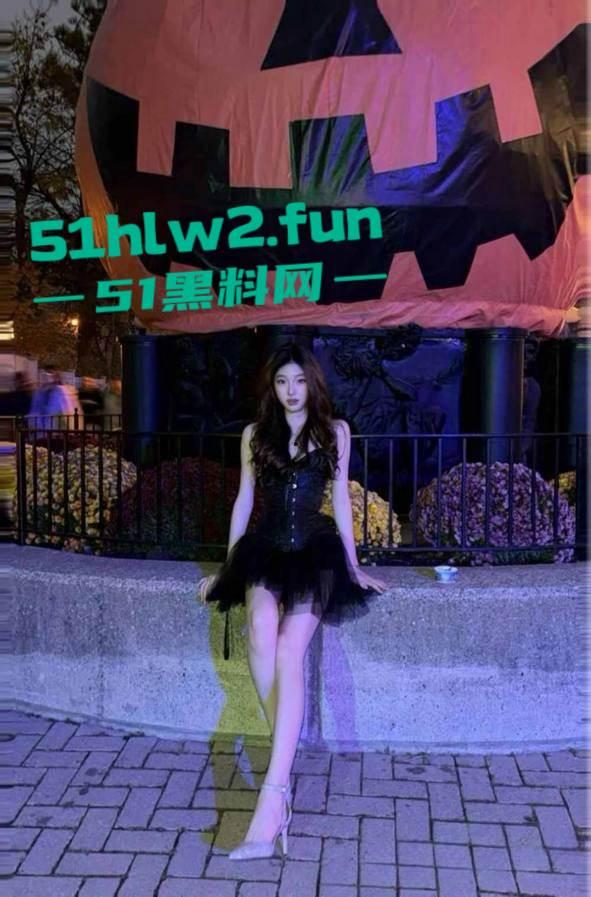 上海极品身材反差大二舞蹈生【刘静雯】被爆裸照网上勾引他人，车库男厕所性爱视频全网疯传。-5