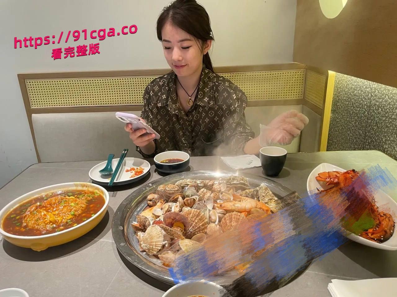 强烈推荐！新婚不久的少妇 在她家婚床与别的男子上打炮 浓精液射脸敷面膜-1