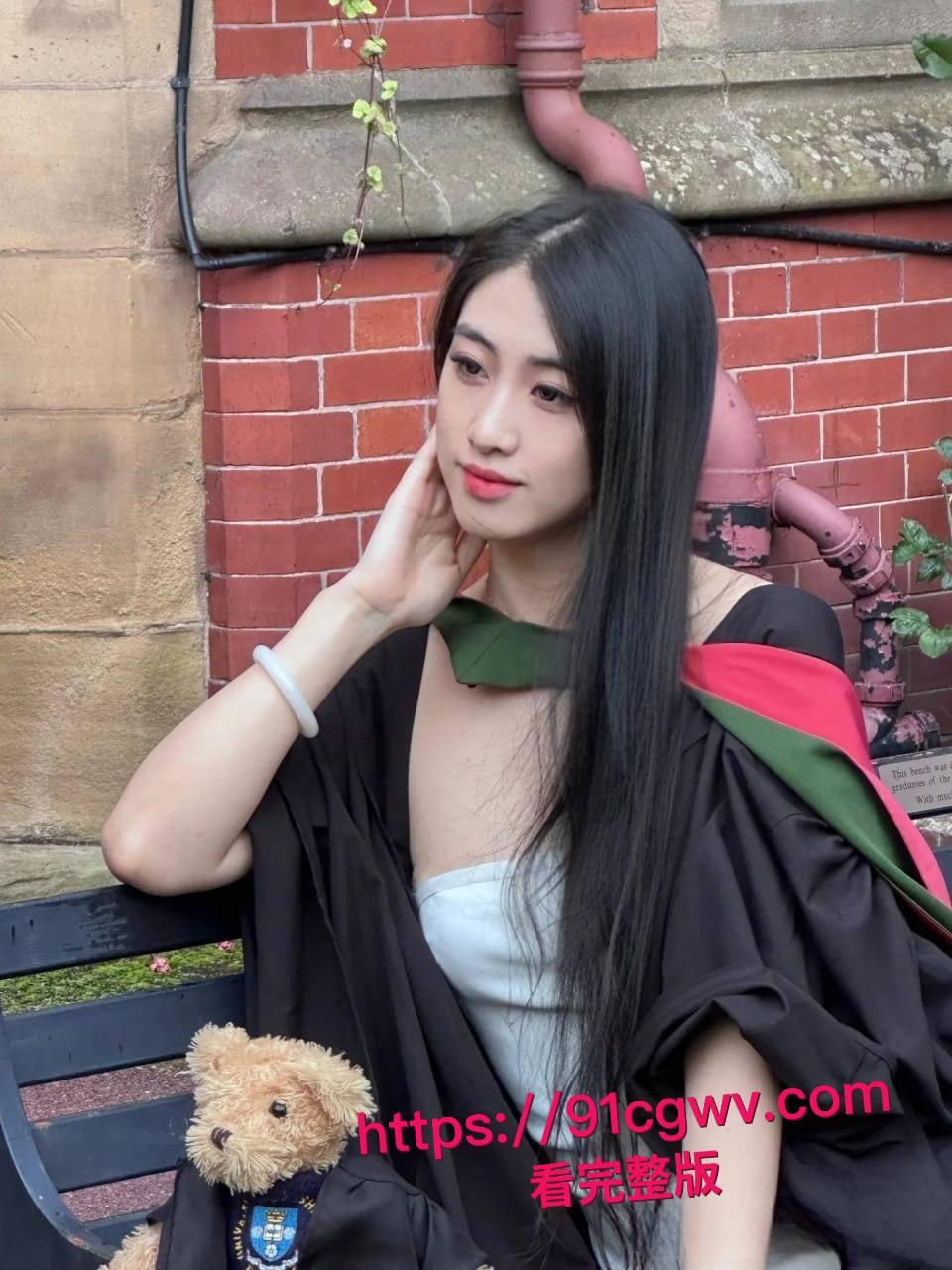 谢菲尔德音乐系高颜女神王天惨遭绿帽男友甩出私密大片！留学圈人人给钱就能上的极品骚货，跪舔鸡巴视频让哥们儿裤裆紧绷-21