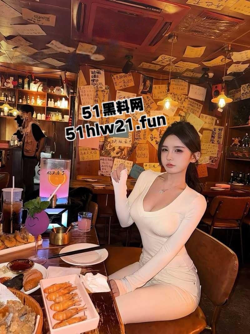 青岛巨乳模特【刘丹】香港陪睡大哥三天赚25万，反手拿着介绍费跑路，惨遭经纪人全网曝光下海视频。-6