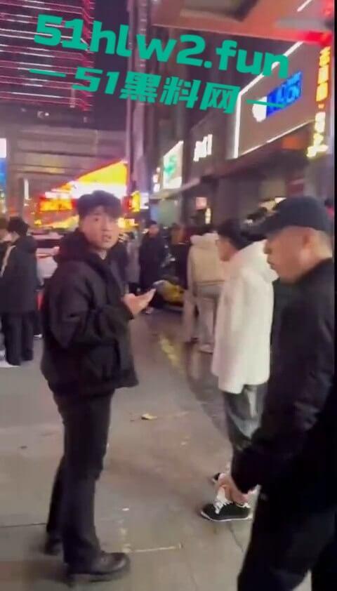 河北石家庄YOLO酒吧惊天大瓜，50人群殴打到特警出动，厕所里男女当场打炮，旁边光屁股男在狂吐，细思极恐！-7