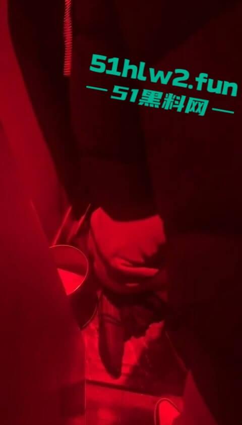 河北石家庄YOLO酒吧惊天大瓜，50人群殴打到特警出动，厕所里男女当场打炮，旁边光屁股男在狂吐，细思极恐！-11