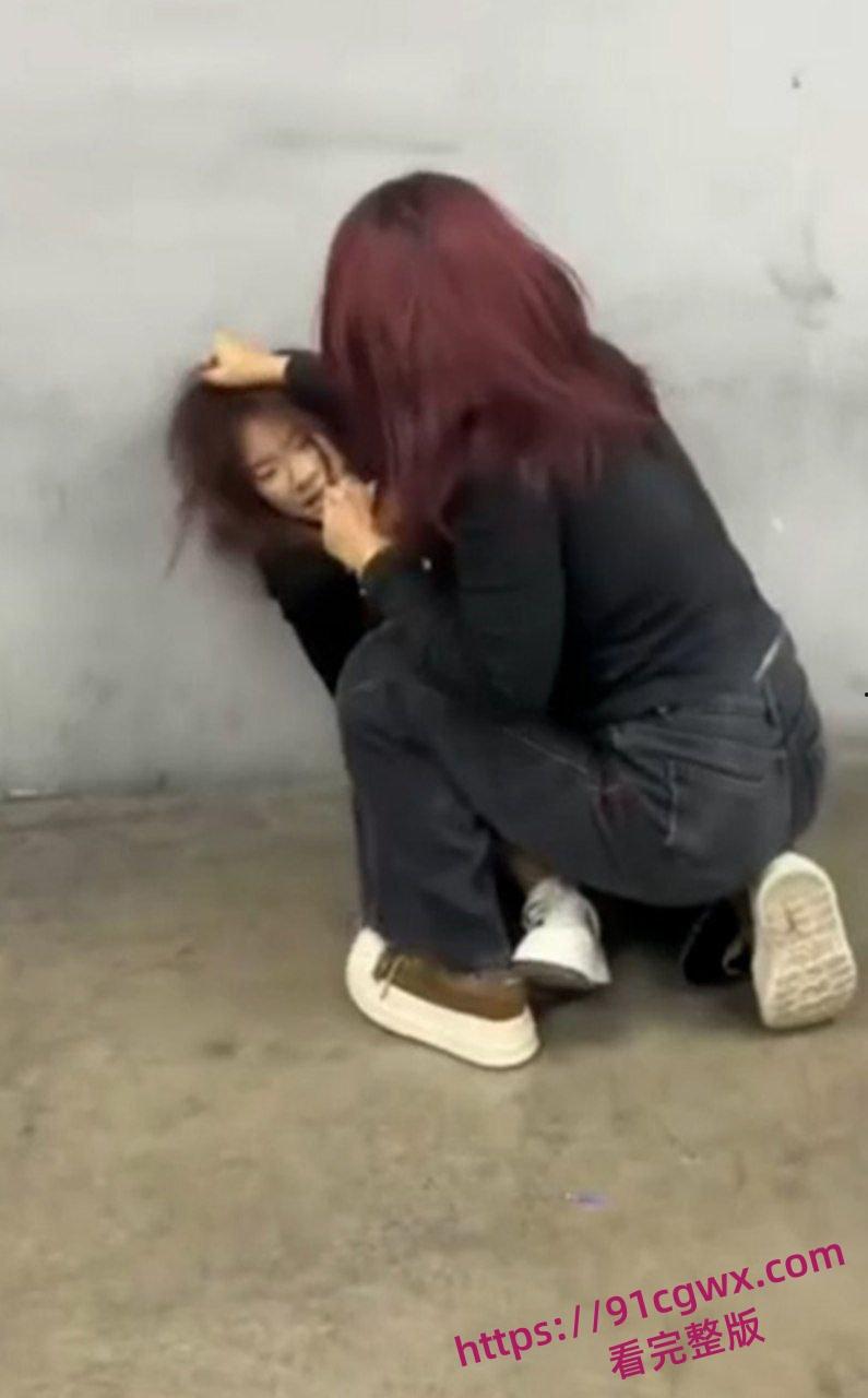 沈阳地下停车场 俩精神小妹约架互殴！头发一拽拳头砸脸 女孩打架比爷们还狠！-5