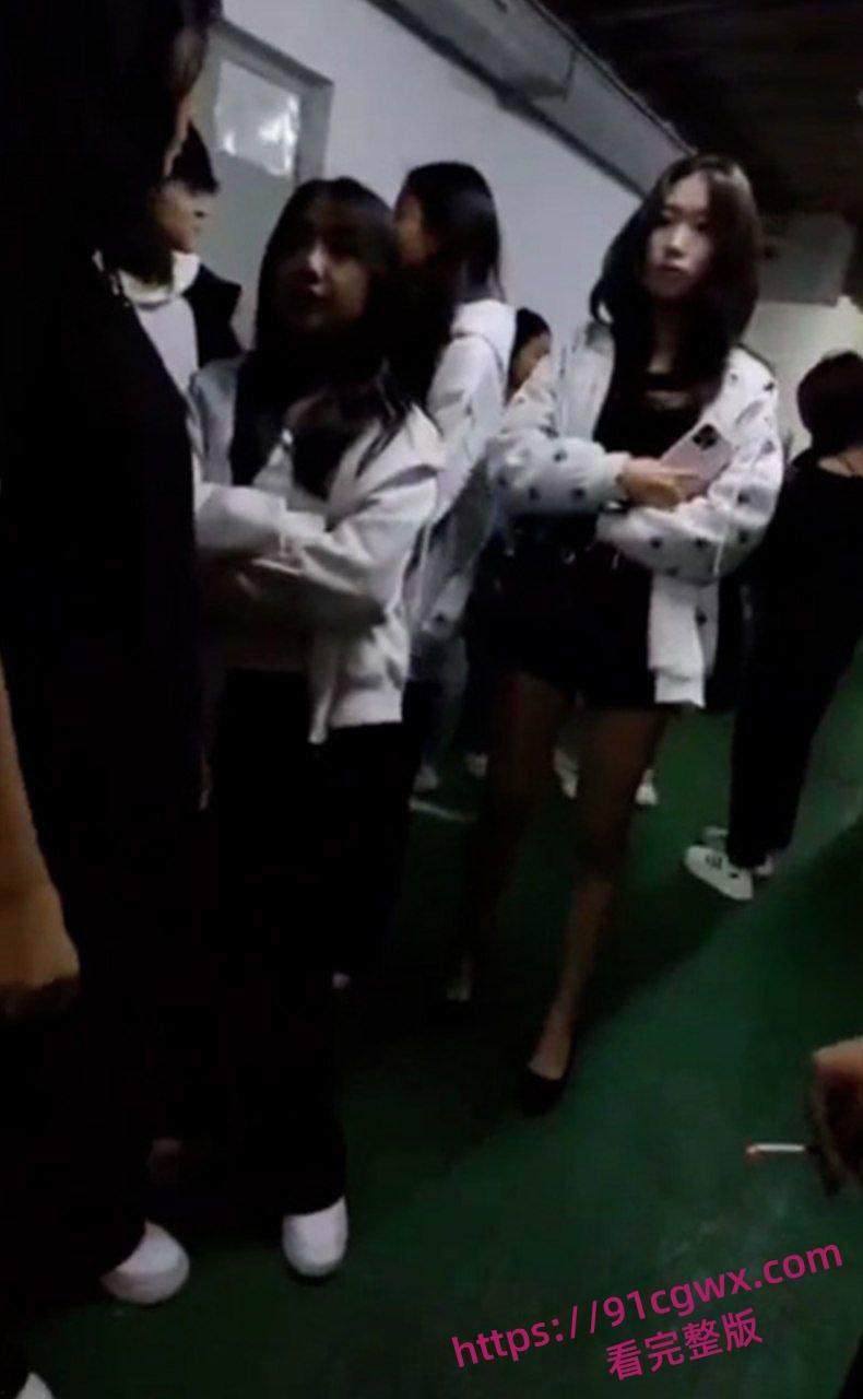 沈阳地下停车场 俩精神小妹约架互殴！头发一拽拳头砸脸 女孩打架比爷们还狠！-7