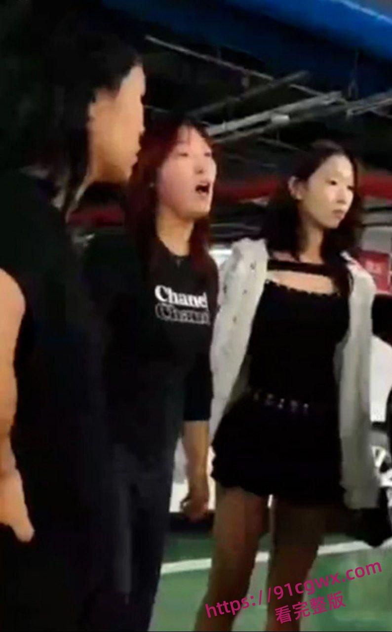 沈阳地下停车场 俩精神小妹约架互殴！头发一拽拳头砸脸 女孩打架比爷们还狠！-8
