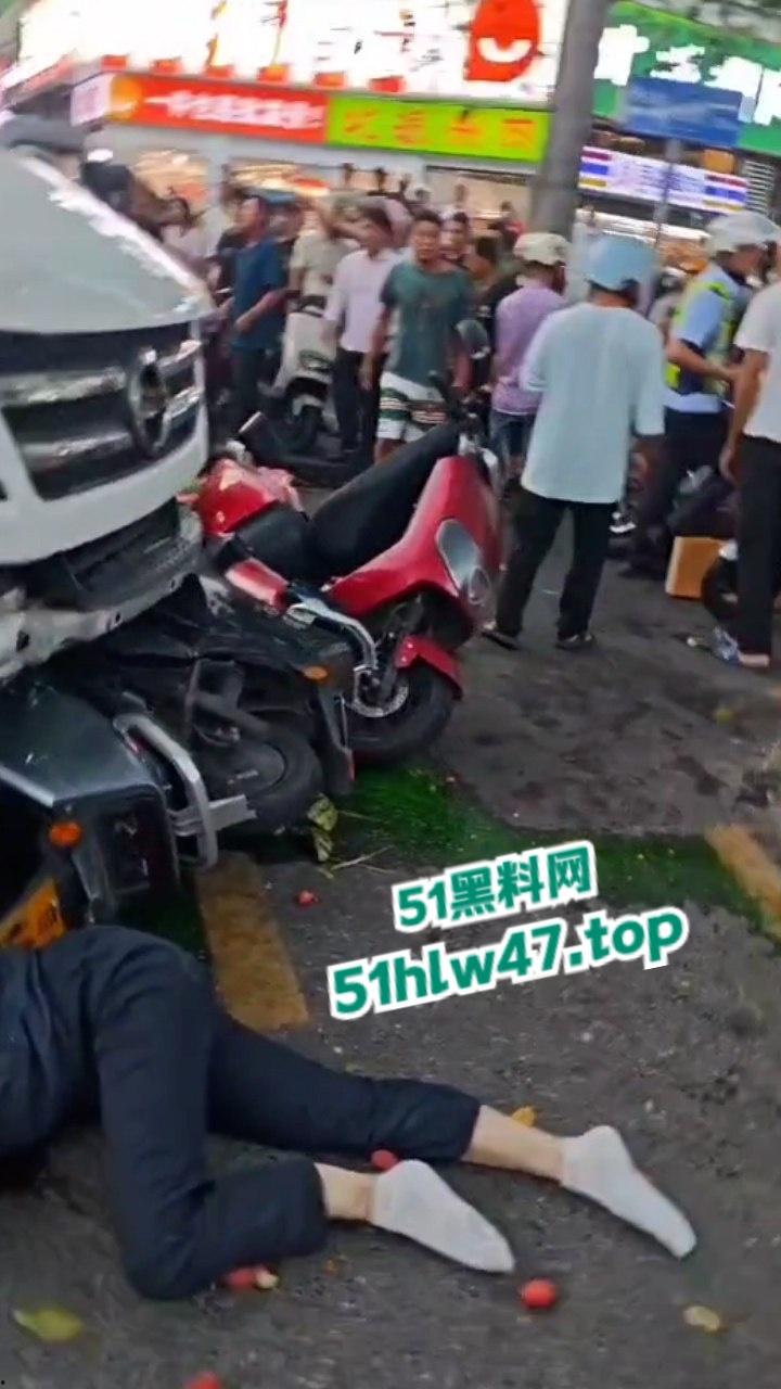 海南三亚金鸡岭路口惊现马路杀手，60岁大妈开货车撞飞一堆电驴和行人，现场十分凄惨混乱！-2