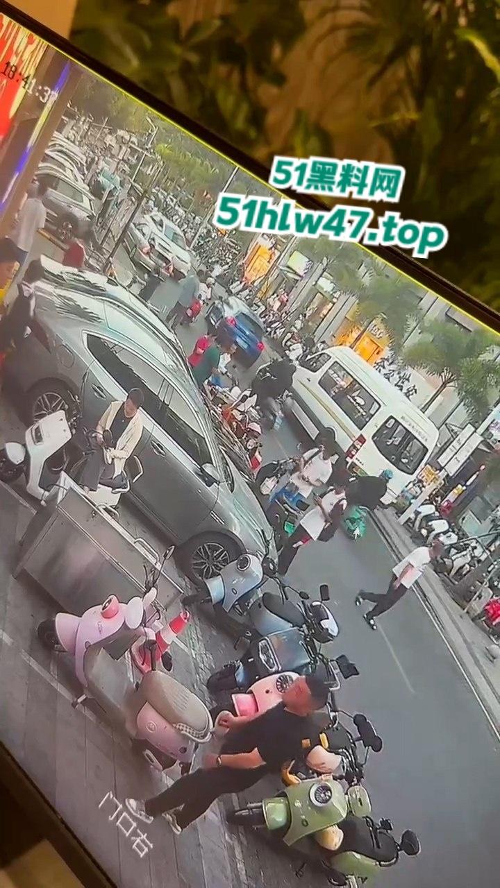 海南三亚金鸡岭路口惊现马路杀手，60岁大妈开货车撞飞一堆电驴和行人，现场十分凄惨混乱！-4