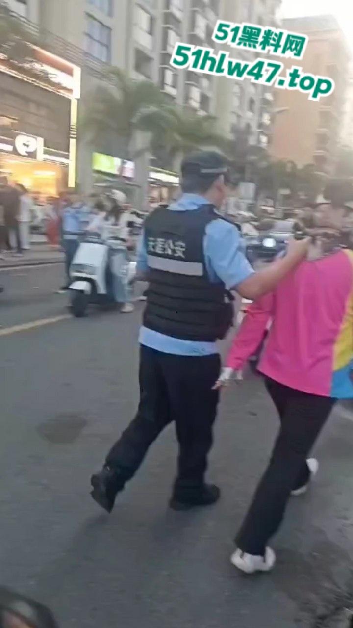 海南三亚金鸡岭路口惊现马路杀手，60岁大妈开货车撞飞一堆电驴和行人，现场十分凄惨混乱！-7