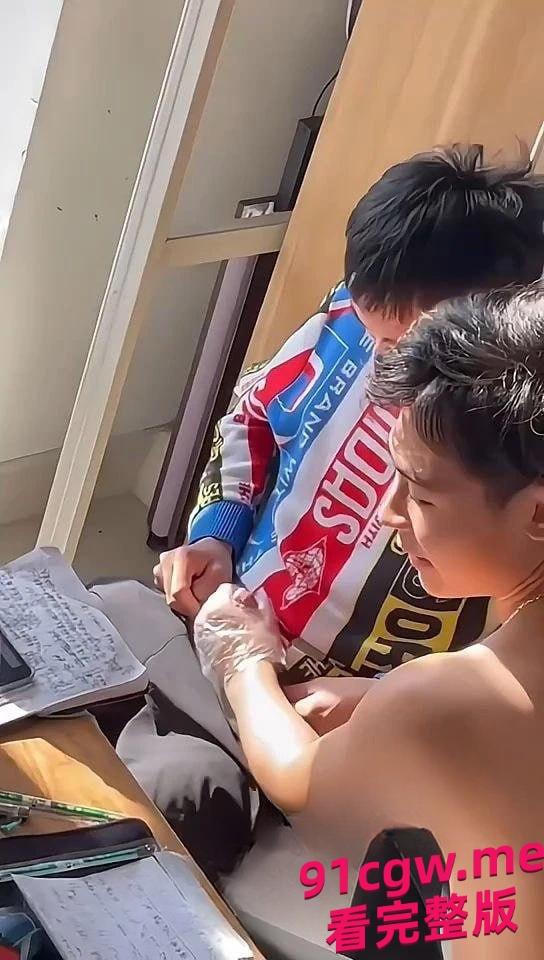 好兄弟仗义帮处男舍友打飞机 处男可以坚持这么久的吗？-2