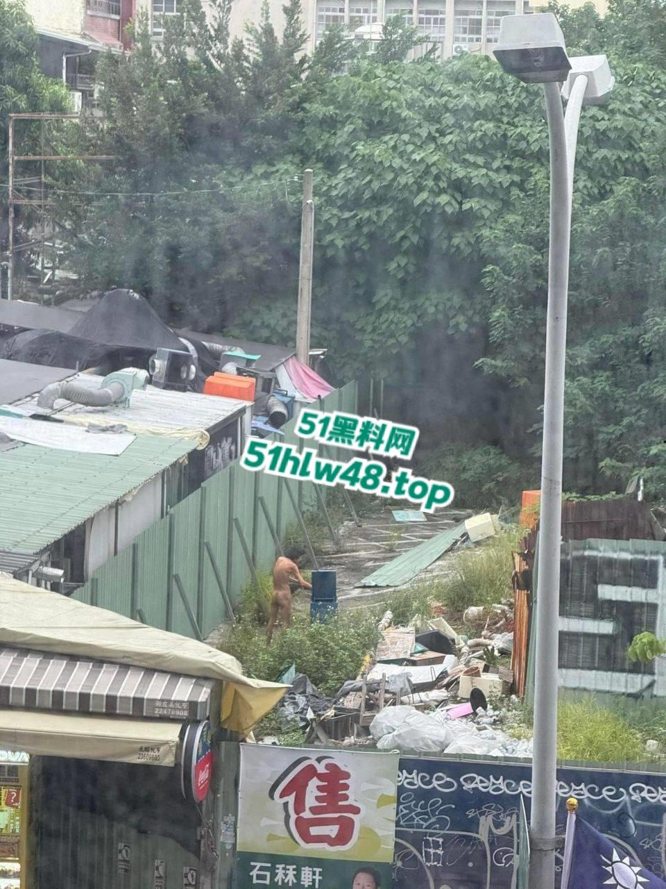 湾湾长腿大妈露天自慰被偷拍，大妈身材年轻时也绝对是大美女，想不到老了竟然这么饥渴。-7