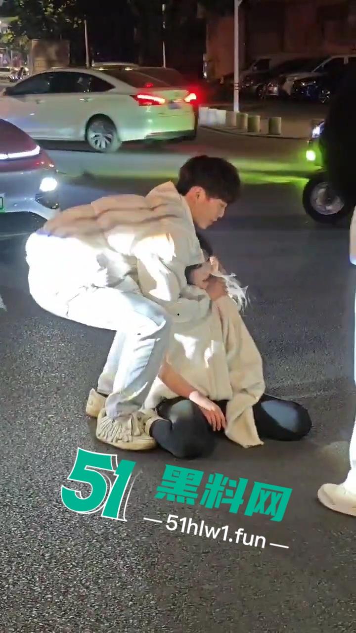 提裤忘人，玩腻就滚？广州女生因男友提分手受刺激当街破防，又哭又闹还傻笑！-3