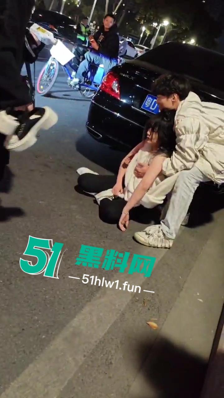 提裤忘人，玩腻就滚？广州女生因男友提分手受刺激当街破防，又哭又闹还傻笑！-5