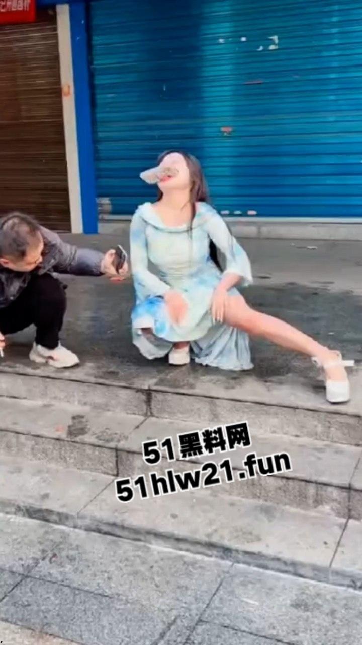 长沙解放西成网红擦边女云集地，蓝裙美女当街撩客E杯大奶随便摸，真实太开放了。-1