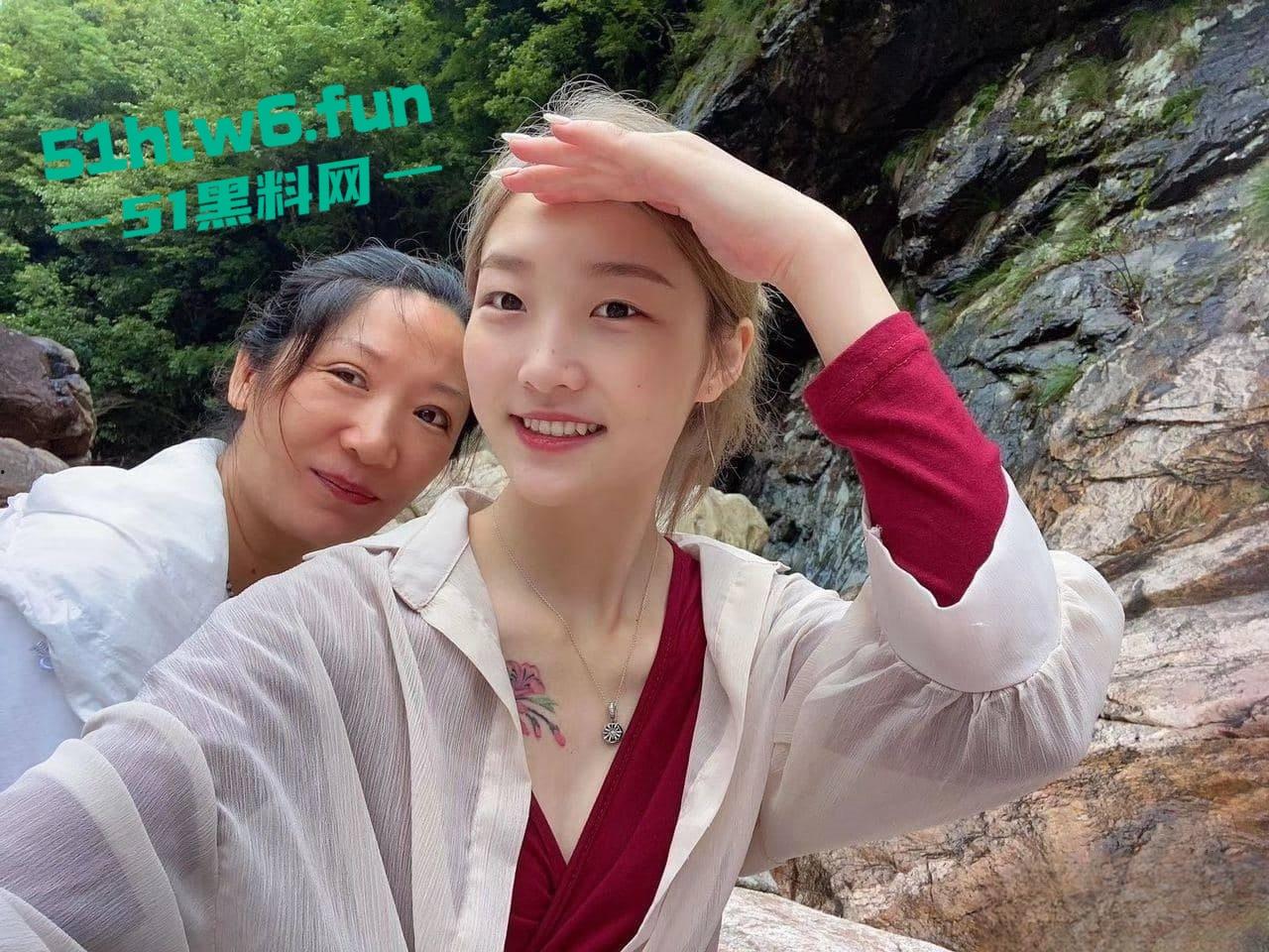 清纯颜值白富美【张欣玥】表面富家千金，背地里骚母狗一条给主人深喉吃屌淫靡喘息，大量不雅视图流出。-5