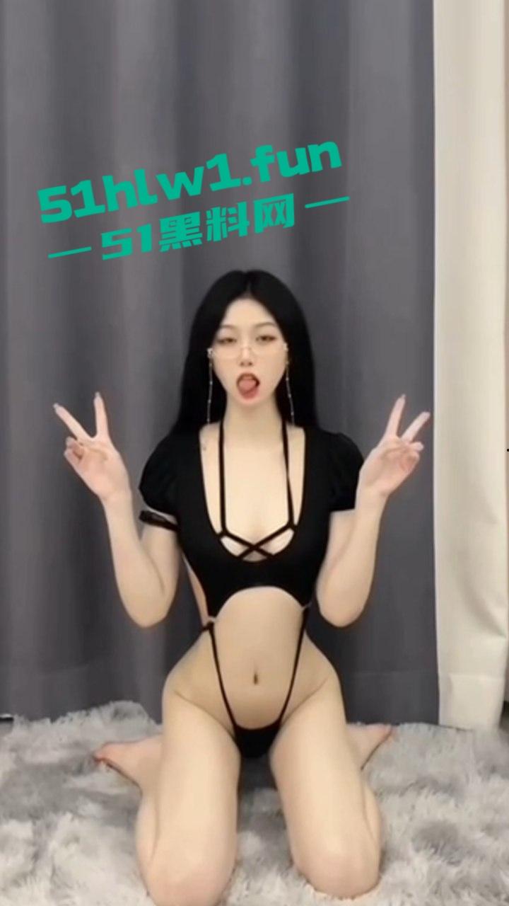 摄影师酒店私拍,极品身材长腿嫩模,穿诱人黑丝高跟,拍职业装私房照,修长美腿超撩人,大尺度自拍合集流出。-3