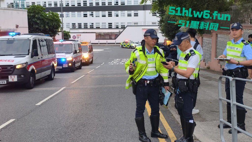 香港黑帮火炭，当街谋杀斩人片曝光，两刀手从后伏击狂斩5秒夺命登的士逃去！-1