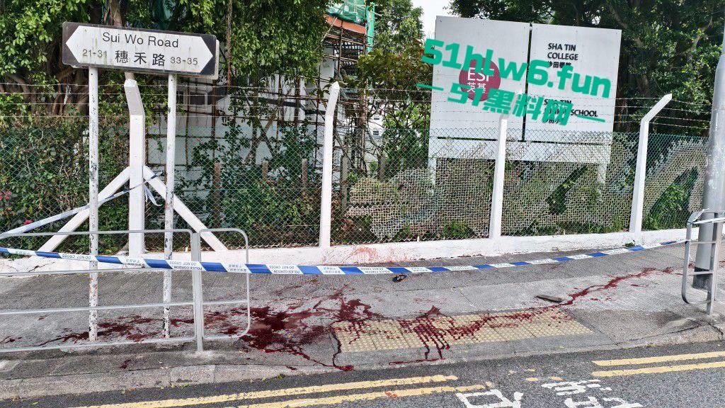 香港黑帮火炭，当街谋杀斩人片曝光，两刀手从后伏击狂斩5秒夺命登的士逃去！-8