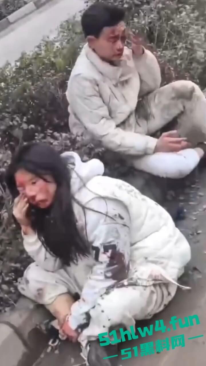 内江资中奇葩车祸五菱宏光加速超车，竟然失控出车祸俩人都变成熊猫脸，看着太搞笑了。-9