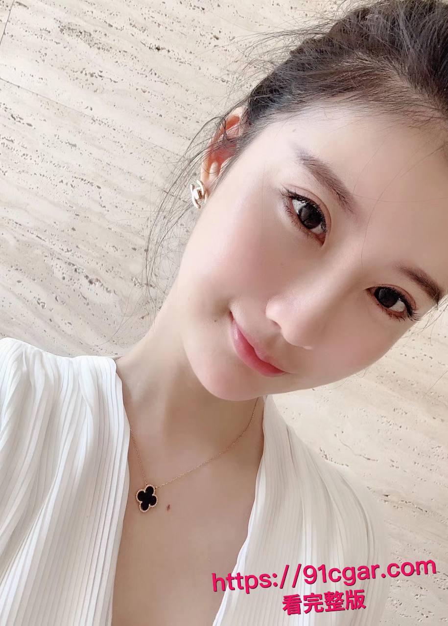 MERIOL_CHAN 卧室独守空房彻底放飞!新加坡甜美女神私下抠到喷水高潮连连,奶子晃得人当场射屏!-4