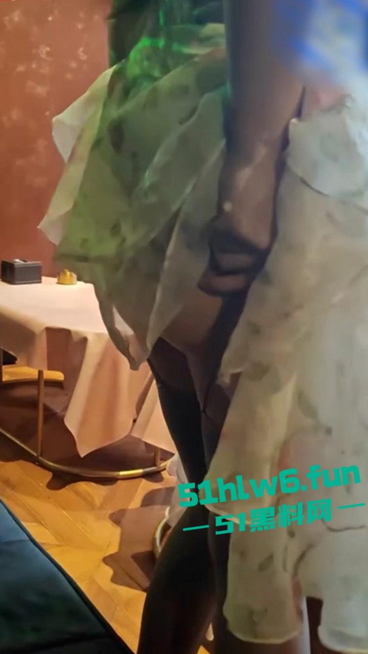 母子乱伦，骚妈ktv逼痒难耐边k歌边给儿子口交，啪啪声伴着音乐响彻ktv包房！-10