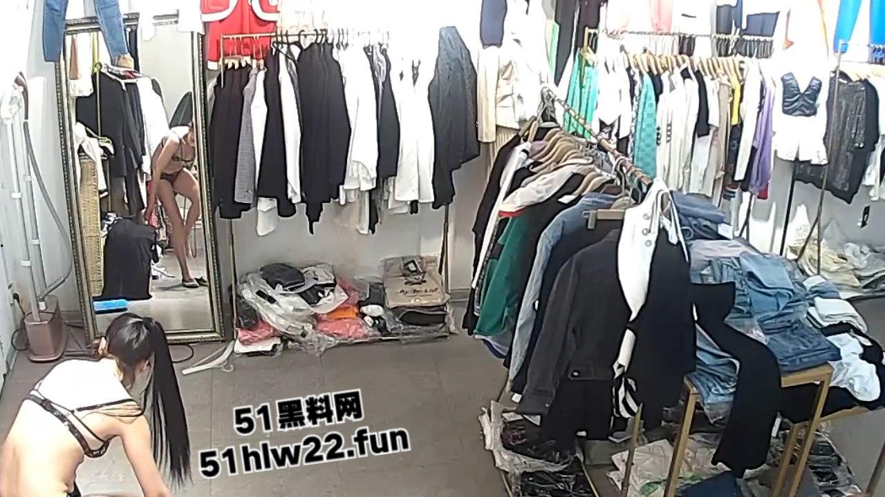 女装店老板偷装摄像头直播女顾客露奶换衣全过程，大奶美女少妇御姐个个春光乍泄。-3