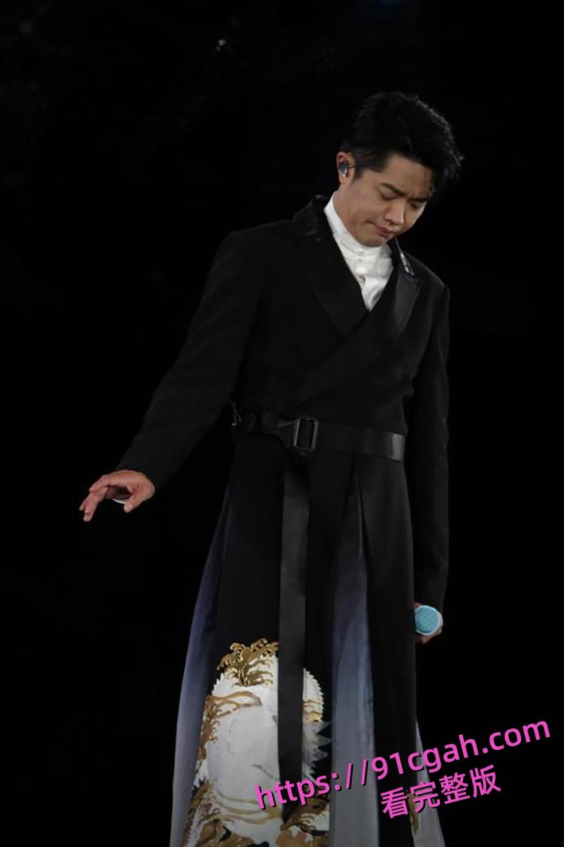 凤凰传奇曾毅彩排照性爱姿势手表登热搜 自曝曾殴打女工作人员点燃舆论火焰!-2