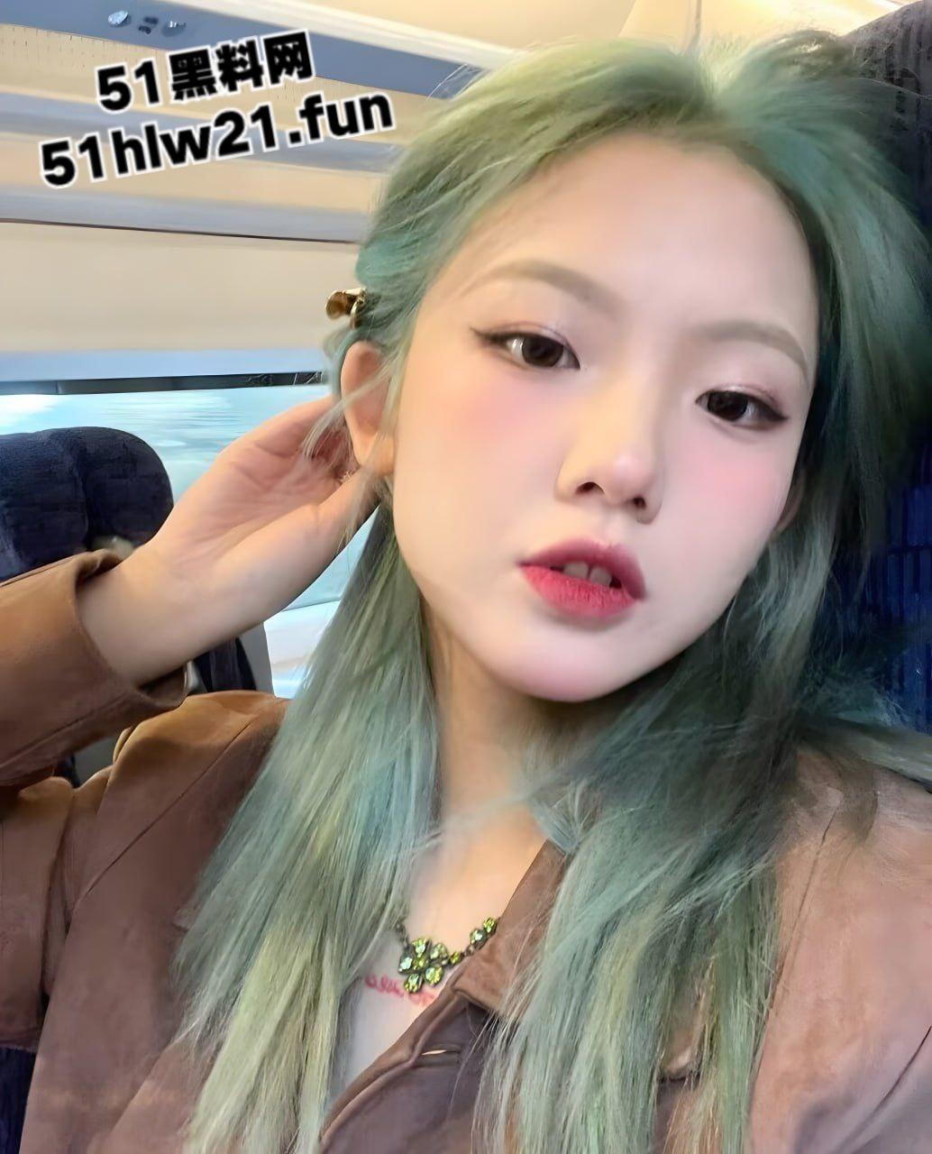 绿毛潮妹口过无数鸡巴仍未破处，找陌生男破膜开苞操战一夜，新逼夹得鸡巴都疼。-7