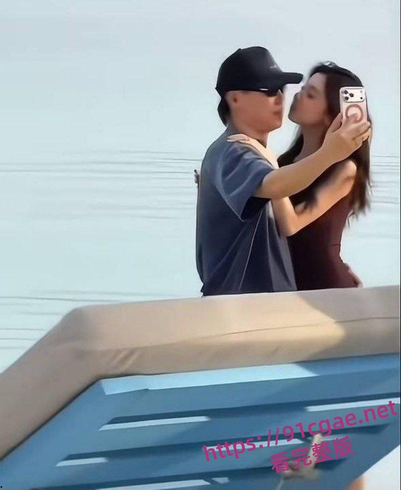 纯欲天花板易梦玲继马思维后再曝新恋情 与胡彦斌马尔代夫当街热吻被网友扒出-1