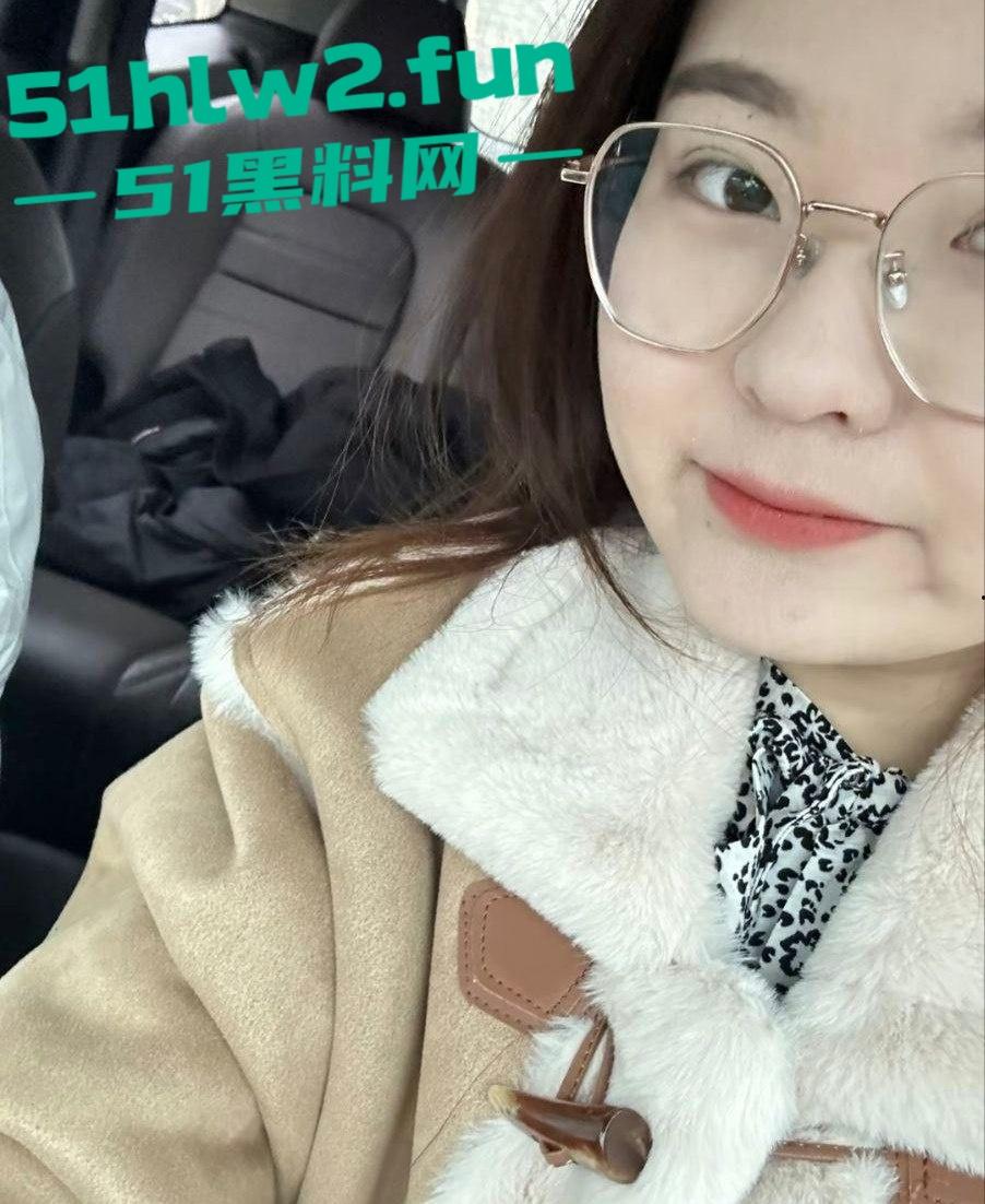 邯郸微胖骚货【钱晶晶】又骚又浪，微信激情视频泄露，男友录屏疯传，舔嘴娇喘主动掀裙，床上不得翻天？-1