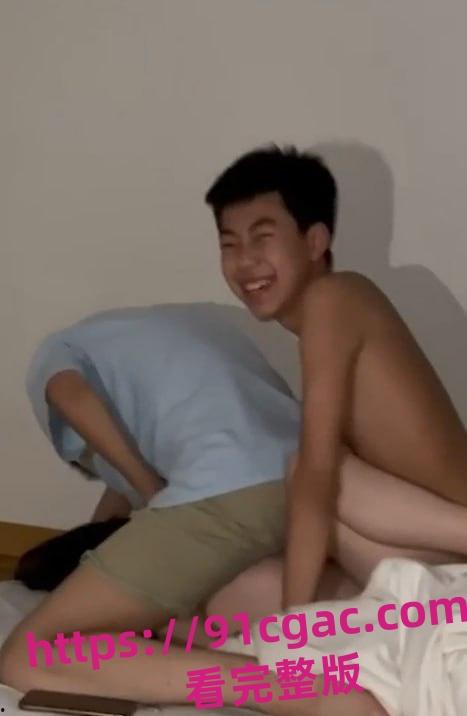 抖音44万粉小伙忘川黑料，多人群P操粉，车窗撒尿，现在的网红是真能整活-5