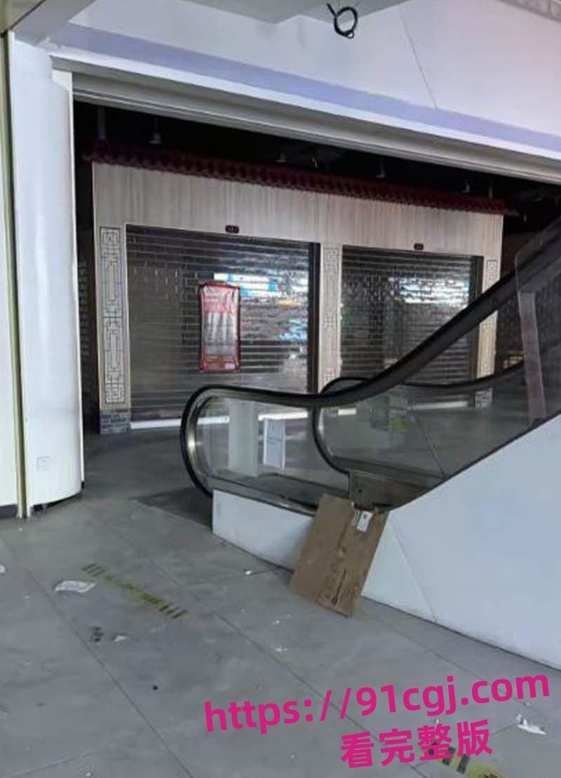 夜真人cs俱乐部 顾客在商场玩真人CS 商家用帆布当掩体导致顾客掉下去摔死!-3