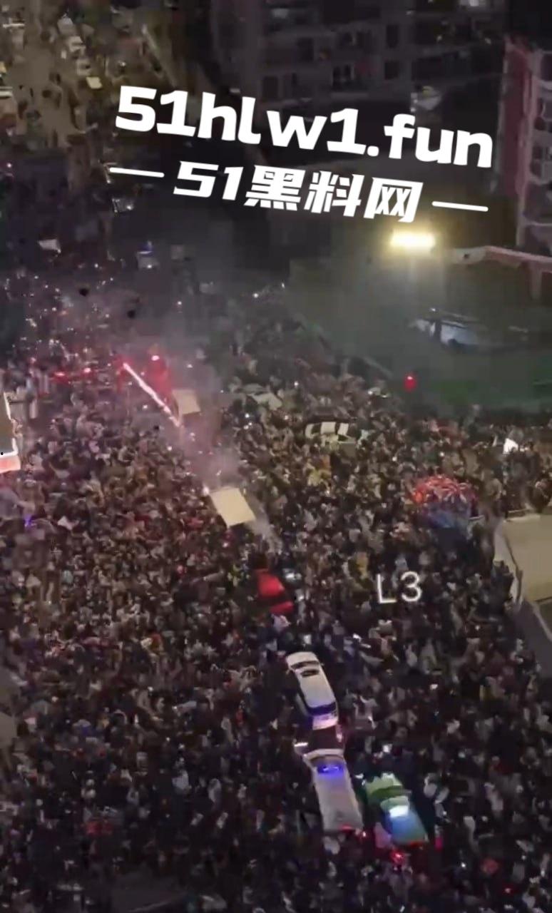 河南信阳万达广场惊现跨年爆燃，自带氢气球放飞碰上烟花直接炸，官方通报多人轻微灼伤，真是作得离谱！-7