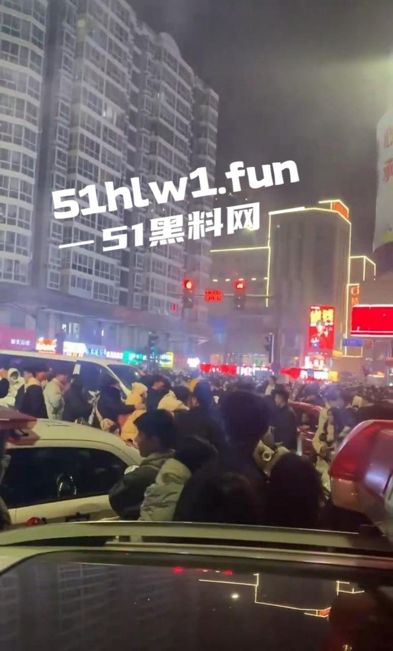 河南信阳万达广场惊现跨年爆燃，自带氢气球放飞碰上烟花直接炸，官方通报多人轻微灼伤，真是作得离谱！-8
