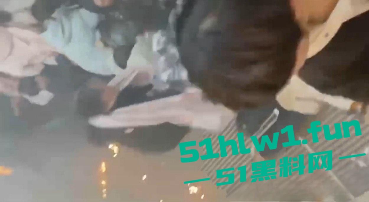 河南信阳万达广场惊现跨年爆燃，自带氢气球放飞碰上烟花直接炸，官方通报多人轻微灼伤，真是作得离谱！-9