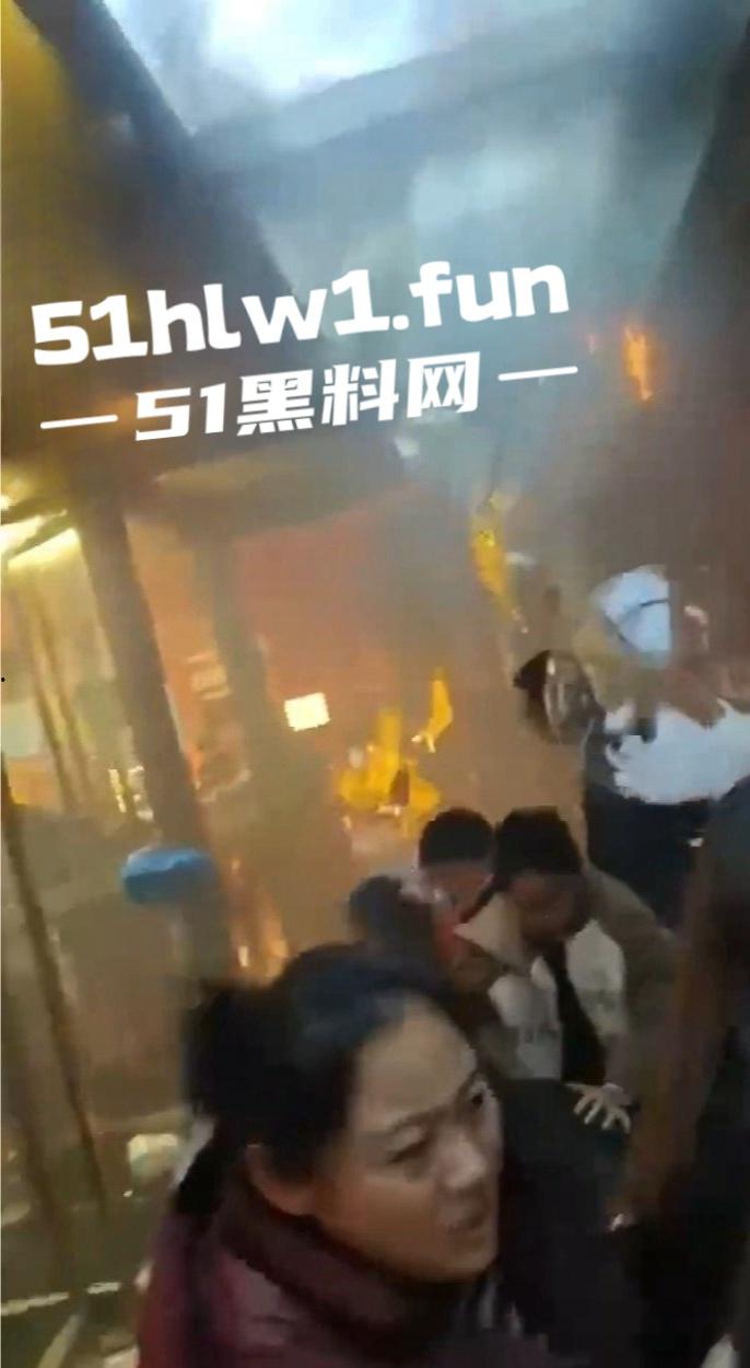 河南信阳万达广场惊现跨年爆燃，自带氢气球放飞碰上烟花直接炸，官方通报多人轻微灼伤，真是作得离谱！-11